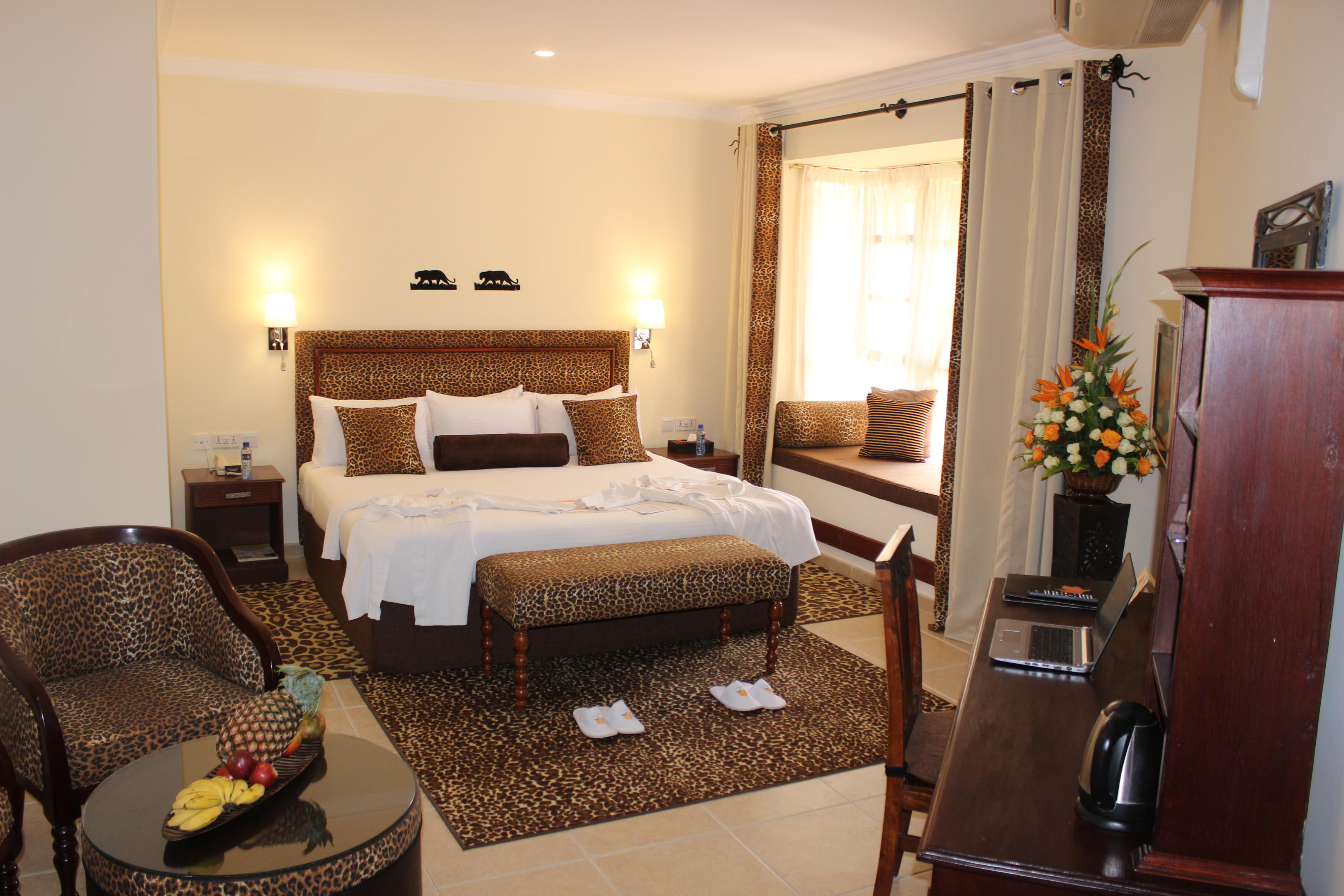 The African Tulip thumbnail 2